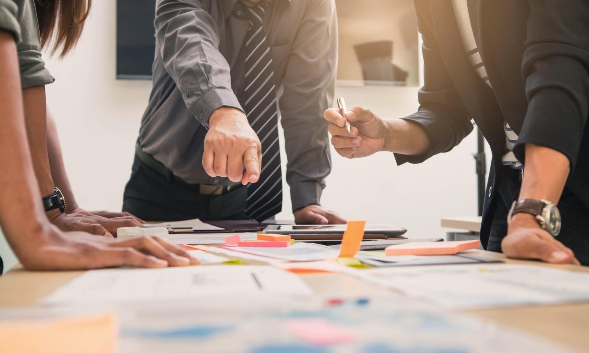 Profesjonalne stanowisko montażowe z monitorami prezentujące proces edycji materiału filmowego