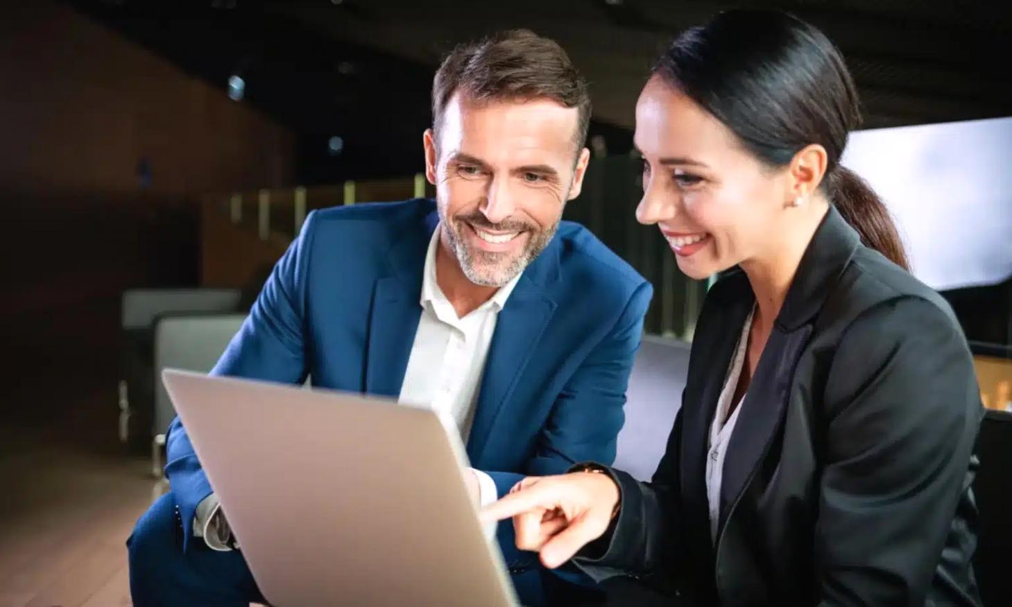 Sesja montażu z wieloma monitorami pokazującymi timeline