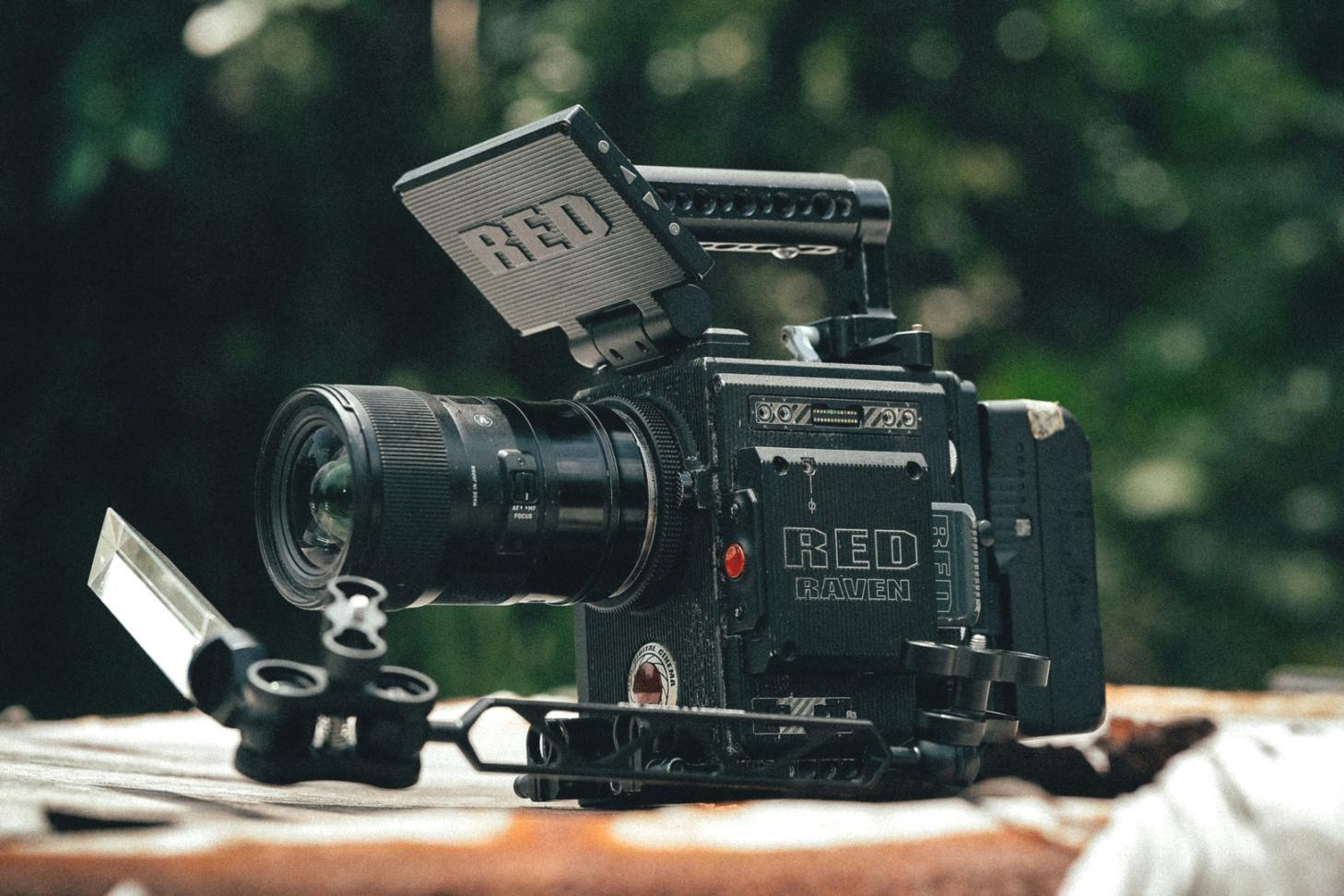 Profesjonalna przestrzeń robocza montażysty filmowego z zaawansowanym sprzętem