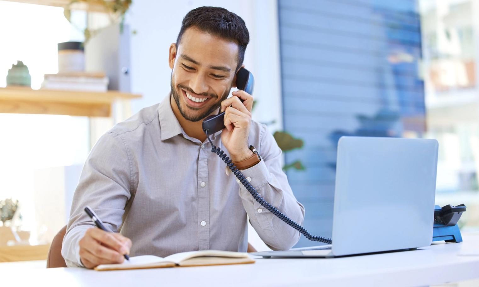 Warsztat montażu wideo w trakcie pracy nad projektem